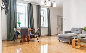 Welcoming 3Br Budget Apt. Well Connected